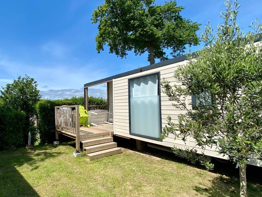 Camping Pas Cher vous présente avec son site Officiel campingpascher.fr, le Camping L'Oasis Palavasienne classé 4 étoiles, situé sur la commune de Palavas Les Flots dans le département Hérault (Languedoc Roussillon) en France. Le camping L'Oasis Palavasienne, vous présente un hébergement de type mobil-home de 32 m² pour 6 personnes avec climatisation et télévision. Le camping L'Oasis Palavasienne vous propose du sam. 29 août au sam. 05 septembre 2026, en promotion à -25% pour 7 nuits à 483 € au lieu de 644,0 € soit une Économie de 161 €. Cette location propose 70 dates différentes pour réserver votre séjour. Découvrez également les 5 autres gammes d'hébergements du camping. Les Avis clients pour le Camping L'Oasis Palavasienne sont excellents avec une note moyenne de 8 sur 10. Parc aquatique, Piscine chauffée, Piscine extérieure, Animations familiales, Club ados, Club enfants, Aire de jeux enfants, Canoë-kayak, Centre équestre, Parcours sportif, Ping-pong, Piscine, Plongée, Pétanque, Salle de fitness, Salle de jeux vidéo, Structure gonflable enfants, Surf, Terrain de volley-ball, Terrain multisports, Bar, Dépôt de pain, Plats à emporter, Snack/Bar, Supermarché, Épicerie,... En savoir plus : cliquez-ICI.