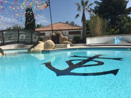 Camping Pas Cher vous présente avec son site Officiel campingpascher.fr, le Camping Le Camarguais classé 3 étoiles, situé sur la commune de Lattes dans le département Hérault (Languedoc Roussillon) en France. Le camping Le Camarguais, vous présente un hébergement de type maison de 35 m² avec climatisation et télévision. Le camping Le Camarguais vous propose du sam. 04 juillet au sam. 11 juillet 2026, en promotion à -25% pour 7 nuits à 1029 € au lieu de 1372,0 € soit une Économie de 343 €. Cette location propose 3 dates différentes pour réserver votre séjour. Découvrez également les 2 autres gammes d'hébergements du camping. Les Avis clients pour le Camping Le Camarguais sont excellents avec une note moyenne de 8 sur 10. Piscine extérieure, Animations familiales, Aire de jeux enfants, Ping-pong, Pétanque, Terrain multisports, Bar, Dépôt de pain, Plats à emporter, Snack/Bar, Épicerie,... En savoir plus : cliquez-ICI.