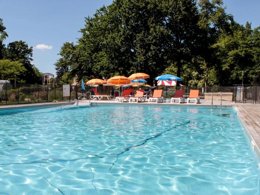 Camping Pas Cher vous présente avec son site Officiel campingpascher.fr, le Camping Du Pont De Vicq En Perigord classé 3 étoiles, situé sur la commune de Le Buisson De Cadouin dans le département Dordogne (Aquitaine) en France. Le camping Du Pont De Vicq En Perigord, vous présente un hébergement de type mobil-home. Le camping Du Pont De Vicq En Perigord vous propose du mardi 09 juin au mardi 16 juin 2026, en promotion à -15% pour 7 nuits à 226,10 € au lieu de 266,0 € soit une Économie de 39,90 €. Cette location propose 72 dates différentes pour réserver votre séjour. Découvrez également les 4 autres gammes d'hébergements du camping. Les Avis clients pour le Camping Du Pont De Vicq En Perigord sont de 7 sur 10. Piscine chauffée, Piscine extérieure, Aire de jeux enfants, Baby-foot, Canoë-kayak, Centre équestre, Cyclisme, Piscine, Pétanque, Randonnée, Terrain de football, Bar, Boulangerie, Dépôt de pain, Snack/Bar,... En savoir plus : cliquez-ICI.