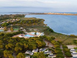 Camping Pas Cher vous présente avec son site Officiel campingpascher.fr, le Camping Siblu Le Lac Des Rêves - Funpass Inclus classé 4 étoiles, situé sur la commune de Lattes dans le département Hérault (Languedoc Roussillon) en France. Le camping Siblu Le Lac Des Rêves - Funpass Inclus vous propose un hébergement de type mobil-home avec climatisation. L'établissement vous propose 11 autres types d'hébergements. Découvrez tous nos séjours à petits prix dans la commune et aux alentours de Lattes du département : Hérault (Languedoc Roussillon). Les Avis clients pour le Camping Siblu Le Lac Des Rêves - Funpass Inclus sont excellents avec une note moyenne de 8 sur 10. Piscine chauffée, Piscine extérieure, Animations familiales, Club ados, Club enfants, Aire de jeux enfants, Baby-foot, Canoë-kayak, Centre équestre, Court de tennis, Flipper, Golf, Ping-pong, Piscine, Plongée, Pétanque, Salle de jeux vidéo, Terrain de beach-volley, Terrain multisports, Trampoline, Bar, Boulangerie, Dépôt de pain, Restaurant, Snack/Bar, Épicerie,... En savoir plus : cliquez-ICI.