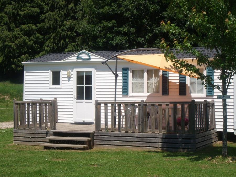 Camping Pas Cher vous présente avec son site Officiel campingpascher.fr, le Camping Le Lignon classé 3 étoiles, situé sur la commune de Le Chambon Sur Lignon dans le département Haute-loire (Auvergne) en France. Le camping Le Lignon, vous présente un hébergement de type mobil-home de 32 m² pour 1 personne et télévision. Le camping Le Lignon vous propose du sam. 13 juin au sam. 20 juin 2026, en promotion à -20% pour 7 nuits à 384 € au lieu de 480,0 € soit une Économie de 96 €. Cette location propose 81 dates différentes pour réserver votre séjour. Découvrez également les 13 autres gammes d'hébergements du camping. Les Avis clients pour le Camping Le Lignon sont excellents avec une note moyenne de 8 sur 10. Rivière, Piscine extérieure, Animations familiales, Aire de jeux enfants, Centre équestre, Cyclisme, Golf, Ping-pong, Pétanque, Randonnée, Trampoline, Bar, Dépôt de pain, Plats à emporter, Snack/Bar, Supermarché,... En savoir plus : cliquez-ICI.