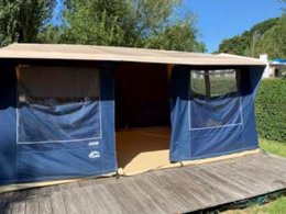 Camping Pas Cher vous présente avec son site Officiel campingpascher.fr, le Camping Le Lignon classé 3 étoiles, situé sur la commune de Le Chambon Sur Lignon dans le département Haute-loire (Auvergne) en France. Le camping Le Lignon, vous présente un hébergement de type tente de 25 m² pour 6 personnes. Le camping Le Lignon vous propose du lundi 13 avril au lundi 20 avril 2026 pour 7 nuits à 280€. Cette location propose 94 dates différentes pour réserver votre séjour. Découvrez également les 9 autres gammes d'hébergements du camping. Les Avis clients pour le Camping Le Lignon sont excellents avec une note moyenne de 8 sur 10. Rivière, Piscine extérieure, Animations familiales, Aire de jeux enfants, Centre équestre, Cyclisme, Golf, Ping-pong, Pétanque, Randonnée, Trampoline, Bar, Dépôt de pain, Plats à emporter, Snack/Bar, Supermarché,... En savoir plus : cliquez-ICI.