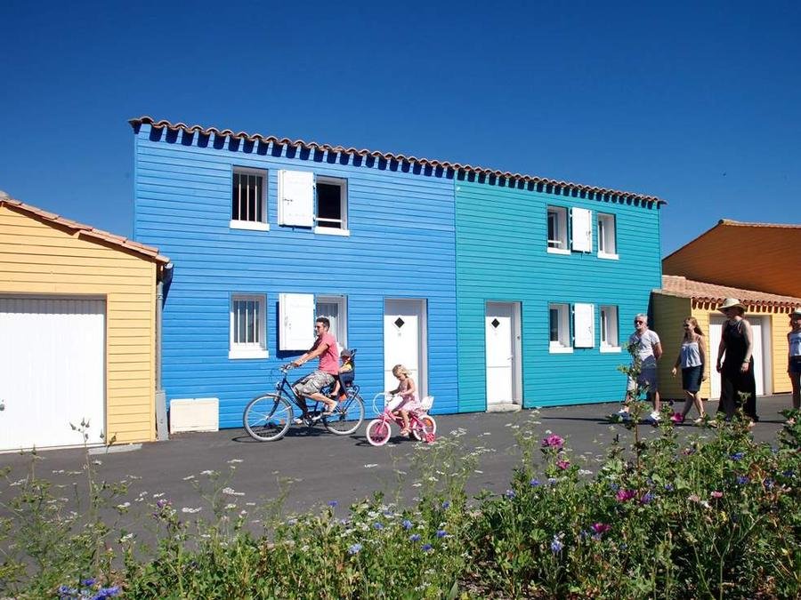 Camping Pas Cher vous présente avec son site Officiel campingpascher.fr, la Résidence Odalys Référence Le Village Des Amareyeurs, située sur la commune de Le Château D'oléron dans le département Charente-maritime (Poitou Charentes) en France. La résidence Odalys Référence Le Village Des Amareyeurs, vous présente un hébergement de type studio de 24 m² et télévision. La résidence Odalys Référence Le Village Des Amareyeurs vous proposeun séjour PAS CHER avec une REMISEdu sam. 04 juillet au sam. 11 juillet 2026, en promotion à -30% pour 7 nuits à 706,30 € au lieu de 1009,0 € soit une Économie de 302,70 €. Cette location propose 11 dates différentes pour réserver votre séjour. Découvrez également les 3 autres gammes d'hébergements de la résidence. Piscine extérieure,... En savoir plus : cliquez-ICI.