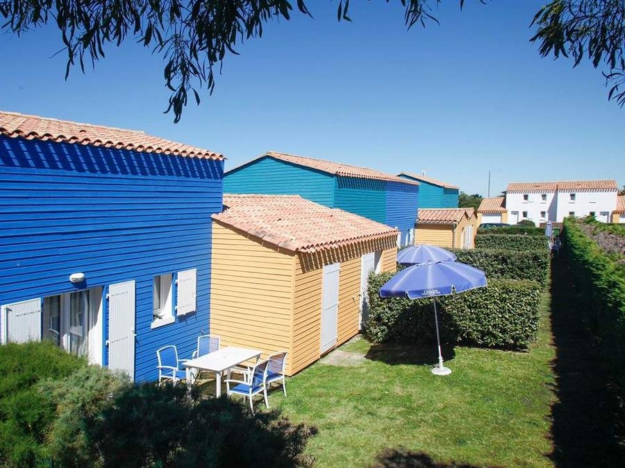 Camping Pas Cher vous présente avec son site Officiel campingpascher.fr, la Résidence Odalys Référence Le Village Des Amareyeurs, située sur la commune de Le Château D'oléron dans le département Charente-maritime (Poitou Charentes) en France. La résidence Odalys Référence Le Village Des Amareyeurs, vous présente un hébergement de type appartement de 64 m² et télévision. La résidence Odalys Référence Le Village Des Amareyeurs vous proposeun séjour PAS CHER avec une REMISEdu sam. 27 juin au sam. 04 juillet 2026, en promotion à -40% pour 7 nuits à 689,40 € au lieu de 1149,0 € soit une Économie de 459,60 €. Cette location propose 15 dates différentes pour réserver votre séjour. Découvrez également les 3 autres gammes d'hébergements de la résidence. Piscine extérieure,... En savoir plus : cliquez-ICI.