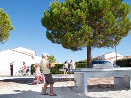 Camping Pas Cher vous présente avec son site Officiel campingpascher.fr, la Résidence Odalys Référence Le Village Des Amareyeurs, située sur la commune de Le Château D'oléron dans le département Charente-maritime (Poitou Charentes) en France. La résidence Odalys Référence Le Village Des Amareyeurs, vous présente un hébergement de type studio de 24 m² et télévision. La résidence Odalys Référence Le Village Des Amareyeurs vous propose du sam. 03 octobre au sam. 10 octobre 2026 pour 7 nuits à 359€. Cette location propose 29 dates différentes pour réserver votre séjour. Découvrez également les 3 autres gammes d'hébergements de la résidence. Piscine extérieure,... En savoir plus : cliquez-ICI.