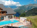 Camping Pas Cher vous présente avec son site Officiel campingpascher.fr, la Résidence Goélia Les Alpages Du Corbier classé 3 étoiles, située sur la commune de Villarembert dans le département Savoie (Rhône Alpes) en France. La résidence Goélia Les Alpages Du Corbier, vous présente un hébergement de type studio de 25 m² et télévision. La résidence Goélia Les Alpages Du Corbier vous propose du sam. 22 août au sam. 29 août 2026 pour 7 nuits à 196€. Cette location propose 8 dates différentes pour réserver votre séjour. Découvrez également les 3 autres gammes d'hébergements de la résidence. Les Avis clients pour la Résidence Goélia Les Alpages Du Corbier sont de 7 sur 10. Piscine chauffée, Piscine extérieure, Centre équestre, Court de tennis, Randonnée, Salle de fitness,... En savoir plus : cliquez-ICI.