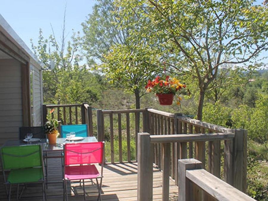 Camping Pas Cher vous présente avec son site Officiel campingpascher.fr, le Camping Flower Saint Amand classé 4 étoiles, situé sur la commune de Laurac En Vivarais dans le département Ardèche (Rhône Alpes) en France. Le camping Flower Saint Amand, vous présente un hébergement de type mobil-home de 30 m² avec climatisation et télévision. Le camping Flower Saint Amand vous propose du vendredi 05 juin au vendredi 12 juin 2026 avec un DÉPART DEMAIN pour 7 nuits à 553€. Cette location propose 13 dates différentes pour réserver votre séjour. Découvrez également les 23 autres gammes d'hébergements du camping. Les Avis clients pour le Camping Flower Saint Amand sont excellents avec une note moyenne de 8 sur 10. Rivière, Piscine chauffée, Piscine extérieure, Animations familiales, Club enfants, Aire de jeux enfants, Canoë-kayak, Court de tennis, Parcours sportif, Ping-pong, Pétanque, Randonnée, Structure gonflable enfants, Bar, Boulangerie, Dépôt de pain, Pizzeria, Plats à emporter, Snack/Bar, Supermarché, Épicerie,... En savoir plus : cliquez-ICI.