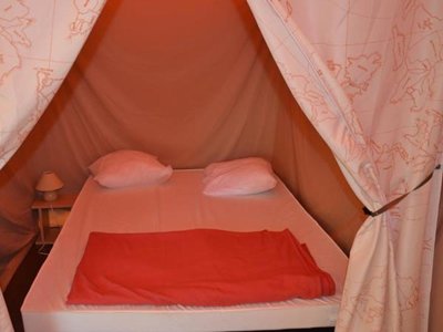 Cliquez pour découvrir toutes les photos de l'HÉBERGEMENT ! tente en toile et bois - Flower Saint Amand photo 5