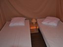 Cliquez pour découvrir toutes les photos de l'HÉBERGEMENT ! tente en toile et bois - camping Flower Saint Amand photo 6
