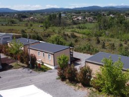 Camping Pas Cher vous présente avec son site Officiel campingpascher.fr, le Camping Flower Saint Amand classé 4 étoiles, situé sur la commune de Laurac En Vivarais dans le département Ardèche (Rhône Alpes) en France. Le camping Flower Saint Amand, vous présente un hébergement de type mobil-home de 30 m² avec climatisation et télévision. Le camping Flower Saint Amand vous propose du vendredi 01 mai au vendredi 08 mai 2026 pour 7 nuits à 553€. Cette location propose 49 dates différentes pour réserver votre séjour. Découvrez également les 17 autres gammes d'hébergements du camping. Les Avis clients pour le Camping Flower Saint Amand sont excellents avec une note moyenne de 8 sur 10. Rivière, Piscine chauffée, Piscine extérieure, Animations familiales, Club enfants, Aire de jeux enfants, Canoë-kayak, Court de tennis, Parcours sportif, Ping-pong, Pétanque, Randonnée, Structure gonflable enfants, Bar, Boulangerie, Dépôt de pain, Pizzeria, Plats à emporter, Snack/Bar, Supermarché, Épicerie,... En savoir plus : cliquez-ICI.