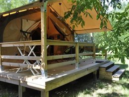 Camping Pas Cher vous présente avec son site Officiel campingpascher.fr, le Camping Flower Saint Amand classé 4 étoiles, situé sur la commune de Laurac En Vivarais dans le département Ardèche (Rhône Alpes) en France. Le camping Flower Saint Amand, vous présente un hébergement de type bungalow toilé de 30 m² pour 4 personnes. Le camping Flower Saint Amand vous propose du vendredi 01 mai au vendredi 08 mai 2026 pour 7 nuits à 343€. Cette location propose 66 dates différentes pour réserver votre séjour. Découvrez également les 17 autres gammes d'hébergements du camping. Les Avis clients pour le Camping Flower Saint Amand sont excellents avec une note moyenne de 8 sur 10. Rivière, Piscine chauffée, Piscine extérieure, Animations familiales, Club enfants, Aire de jeux enfants, Canoë-kayak, Court de tennis, Parcours sportif, Ping-pong, Pétanque, Randonnée, Structure gonflable enfants, Bar, Boulangerie, Dépôt de pain, Pizzeria, Plats à emporter, Snack/Bar, Supermarché, Épicerie,... En savoir plus : cliquez-ICI.