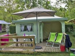 Camping Pas Cher vous présente avec son site Officiel campingpascher.fr, le Camping Flower Saint Amand classé 4 étoiles, situé sur la commune de Laurac En Vivarais dans le département Ardèche (Rhône Alpes) en France. Le camping Flower Saint Amand, vous présente un hébergement de type bungalow toilé de 20 m² pour 2 personnes. Le camping Flower Saint Amand vous propose du vendredi 01 mai au vendredi 08 mai 2026 pour 7 nuits à 273€. Cette location propose 41 dates différentes pour réserver votre séjour. Découvrez également les 17 autres gammes d'hébergements du camping. Les Avis clients pour le Camping Flower Saint Amand sont excellents avec une note moyenne de 8 sur 10. Rivière, Piscine chauffée, Piscine extérieure, Animations familiales, Club enfants, Aire de jeux enfants, Canoë-kayak, Court de tennis, Parcours sportif, Ping-pong, Pétanque, Randonnée, Structure gonflable enfants, Bar, Boulangerie, Dépôt de pain, Pizzeria, Plats à emporter, Snack/Bar, Supermarché, Épicerie,... En savoir plus : cliquez-ICI.