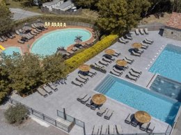 Camping Pas Cher vous présente avec son site Officiel campingpascher.fr, le Camping Flower Saint Amand classé 4 étoiles, situé sur la commune de Laurac En Vivarais dans le département Ardèche (Rhône Alpes) en France. Le camping Flower Saint Amand, vous présente un hébergement de type bungalow toilé de 23 m² pour 2 personnes. Le camping Flower Saint Amand vous propose du vendredi 01 mai au vendredi 08 mai 2026 pour 7 nuits à 308€. Cette location propose 66 dates différentes pour réserver votre séjour. Découvrez également les 17 autres gammes d'hébergements du camping. Les Avis clients pour le Camping Flower Saint Amand sont excellents avec une note moyenne de 8 sur 10. Rivière, Piscine chauffée, Piscine extérieure, Animations familiales, Club enfants, Aire de jeux enfants, Canoë-kayak, Court de tennis, Parcours sportif, Ping-pong, Pétanque, Randonnée, Structure gonflable enfants, Bar, Boulangerie, Dépôt de pain, Pizzeria, Plats à emporter, Snack/Bar, Supermarché, Épicerie,... En savoir plus : cliquez-ICI.