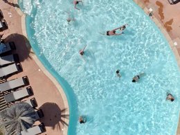 Camping Pas Cher vous présente avec son site Officiel campingpascher.fr, le Camping Flower Saint Amand classé 4 étoiles, situé sur la commune de Laurac En Vivarais dans le département Ardèche (Rhône Alpes) en France. Le camping Flower Saint Amand, vous présente un hébergement de type mobil-home de 29 m² pour 4 personnes avec climatisation et télévision. Le camping Flower Saint Amand vous propose du vendredi 01 mai au vendredi 08 mai 2026 pour 7 nuits à 553€. Cette location propose 72 dates différentes pour réserver votre séjour. Découvrez également les 17 autres gammes d'hébergements du camping. Les Avis clients pour le Camping Flower Saint Amand sont excellents avec une note moyenne de 8 sur 10. Rivière, Piscine chauffée, Piscine extérieure, Animations familiales, Club enfants, Aire de jeux enfants, Canoë-kayak, Court de tennis, Parcours sportif, Ping-pong, Pétanque, Randonnée, Structure gonflable enfants, Bar, Boulangerie, Dépôt de pain, Pizzeria, Plats à emporter, Snack/Bar, Supermarché, Épicerie,... En savoir plus : cliquez-ICI.