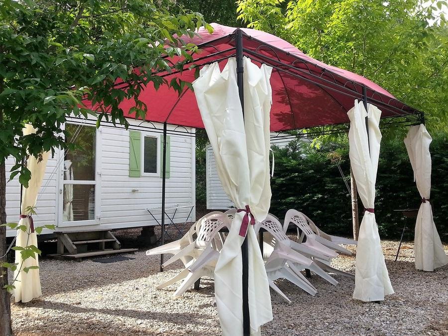 Camping Pas Cher vous présente avec son site Officiel campingpascher.fr, le Camping Le Lac De Laval-de-Cère classé 3 étoiles, situé sur la commune de Laval De Cere dans le département Lot (Midi Pyrénées) en France. Le camping Le Lac De Laval-de-Cère, vous présente un hébergement de type mobil-home de 29 m². Le camping Le Lac De Laval-de-Cère vous proposeun séjour PAS CHER avec une REMISEdu sam. 06 juin au sam. 13 juin 2026, en promotion à -43% pour 7 nuits à 169 € au lieu de 300,0 € soit une Économie de 131 €. Cette location propose 12 dates différentes pour réserver votre séjour. Découvrez également les 4 autres gammes d'hébergements du camping. Les Avis clients pour le Camping Le Lac De Laval-de-Cère sont excellents avec une note moyenne de 8 sur 10. Piscine chauffée, Piscine extérieure, Aire de jeux enfants, Canoë-kayak, Ping-pong, Pétanque, Randonnée, Bar, Dépôt de pain, Snack/Bar,... En savoir plus : cliquez-ICI.