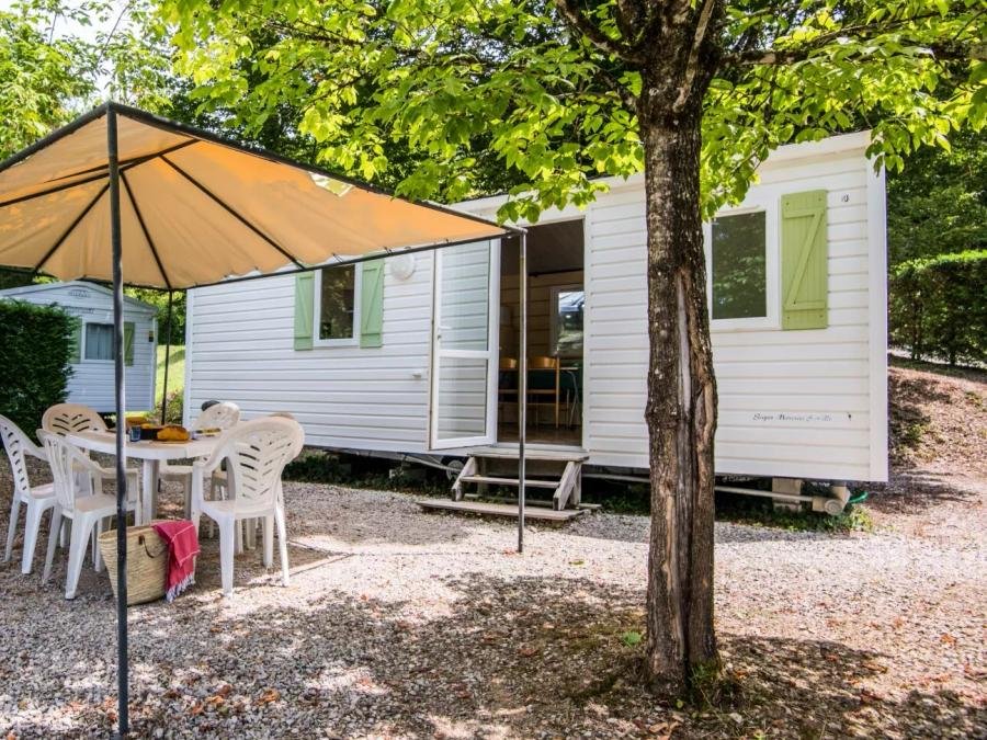 Camping Pas Cher vous présente avec son site Officiel campingpascher.fr, le Camping Le Lac De Laval-de-Cère classé 3 étoiles, situé sur la commune de Laval De Cere dans le département Lot (Midi Pyrénées) en France. Le camping Le Lac De Laval-de-Cère, vous présente un hébergement de type mobil-home de 25 m² avec climatisation. Le camping Le Lac De Laval-de-Cère vous propose du sam. 31 octobre au sam. 07 novembre 2026 pour 7 nuits à 249€. Cette location propose 147 dates différentes pour réserver votre séjour. Découvrez également les 4 autres gammes d'hébergements du camping. Les Avis clients pour le Camping Le Lac De Laval-de-Cère sont excellents avec une note moyenne de 8 sur 10. Piscine chauffée, Piscine extérieure, Aire de jeux enfants, Canoë-kayak, Ping-pong, Pétanque, Randonnée, Bar, Dépôt de pain, Snack/Bar,... En savoir plus : cliquez-ICI.
