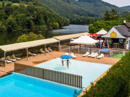 Camping Pas Cher vous présente avec son site Officiel campingpascher.fr, le Camping Le Lac De Laval-de-Cère classé 3 étoiles, situé sur la commune de Laval De Cere dans le département Lot (Midi Pyrénées) en France. Le camping Le Lac De Laval-de-Cère, vous présente un hébergement de type mobil-home de 29 m². Le camping Le Lac De Laval-de-Cère vous proposeun séjour PAS CHER avec une REMISEdu sam. 06 juin au sam. 13 juin 2026, en promotion à -43% pour 7 nuits à 169 € au lieu de 300,0 € soit une Économie de 131 €. Cette location propose 12 dates différentes pour réserver votre séjour. Découvrez également les 4 autres gammes d'hébergements du camping. Les Avis clients pour le Camping Le Lac De Laval-de-Cère sont excellents avec une note moyenne de 8 sur 10. Piscine chauffée, Piscine extérieure, Aire de jeux enfants, Canoë-kayak, Ping-pong, Pétanque, Randonnée, Bar, Dépôt de pain, Snack/Bar,... En savoir plus : cliquez-ICI.