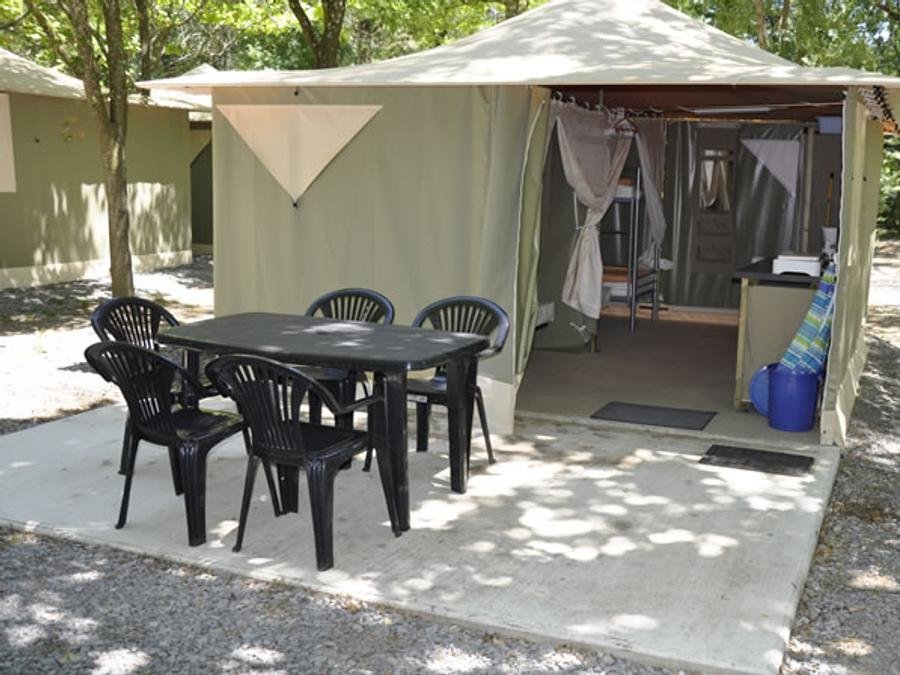 Camping Pas Cher vous présente avec son site Officiel campingpascher.fr, le Camping Les Rives D'Auzon classé 3 étoiles, situé sur la commune de Lavilledieu dans le département Ardèche (Rhône Alpes) en France. Le camping Les Rives D'Auzon, vous présente un hébergement de type tente en toile et bois de 16 m² pour 5 personnes. Le camping Les Rives D'Auzon vous propose du vendredi 05 juin au vendredi 12 juin 2026 avec un DÉPART DEMAIN pour 7 nuits à 245€. Cette location propose 53 dates différentes pour réserver votre séjour. Découvrez également les 10 autres gammes d'hébergements du camping. Les Avis clients pour le Camping Les Rives D'Auzon sont excellents avec une note moyenne de 8 sur 10. Piscine chauffée, Piscine extérieure, Animations familiales, Aire de jeux enfants, Baby-foot, Canoë-kayak, Centre équestre, Court de tennis, Flipper, Ping-pong, Piscine, Pétanque, Randonnée, Salle de jeux vidéo, Terrain multisports, Bar, Dépôt de pain, Pizzeria, Snack/Bar,... En savoir plus : cliquez-ICI.