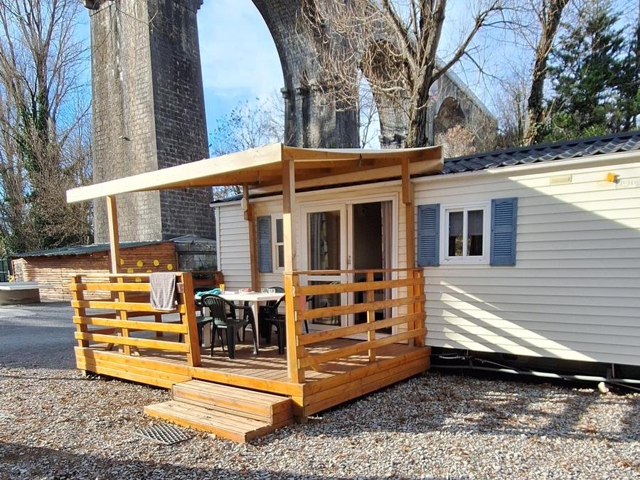 Camping Pas Cher vous présente avec son site Officiel campingpascher.fr, le Camping Les Rives D'Auzon classé 3 étoiles, situé sur la commune de Lavilledieu dans le département Ardèche (Rhône Alpes) en France. Le camping Les Rives D'Auzon, vous présente un hébergement de type mobil-home de 22 m² avec climatisation. Le camping Les Rives D'Auzon vous propose du sam. 29 août au sam. 05 septembre 2026 pour 7 nuits à 435€. Cette location propose 8 dates différentes pour réserver votre séjour. Découvrez également les 10 autres gammes d'hébergements du camping. Les Avis clients pour le Camping Les Rives D'Auzon sont excellents avec une note moyenne de 8 sur 10. Piscine chauffée, Piscine extérieure, Animations familiales, Aire de jeux enfants, Baby-foot, Canoë-kayak, Centre équestre, Court de tennis, Flipper, Ping-pong, Piscine, Pétanque, Randonnée, Salle de jeux vidéo, Terrain multisports, Bar, Dépôt de pain, Pizzeria, Snack/Bar,... En savoir plus : cliquez-ICI.