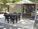 Camping Pas Cher vous présente avec son site Officiel campingpascher.fr, le Camping Les Rives D'Auzon classé 3 étoiles, situé sur la commune de Lavilledieu dans le département Ardèche (Rhône Alpes) en France. Le camping Les Rives D'Auzon, vous présente un hébergement de type tente en toile et bois de 16 m² pour 5 personnes. Le camping Les Rives D'Auzon vous propose du sam. 04 avril au sam. 11 avril 2026 pour 7 nuits à 245€. Cette location propose 129 dates différentes pour réserver votre séjour. Découvrez également les 7 autres gammes d'hébergements du camping. Les Avis clients pour le Camping Les Rives D'Auzon sont excellents avec une note moyenne de 8 sur 10. Piscine chauffée, Piscine extérieure, Animations familiales, Aire de jeux enfants, Baby-foot, Canoë-kayak, Centre équestre, Court de tennis, Flipper, Ping-pong, Piscine, Pétanque, Randonnée, Salle de jeux vidéo, Terrain multisports, Bar, Dépôt de pain, Pizzeria, Snack/Bar,... En savoir plus : cliquez-ICI.