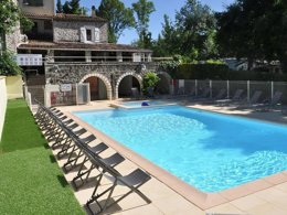 Camping Pas Cher vous présente avec son site Officiel campingpascher.fr, le Camping Les Rives D'Auzon classé 3 étoiles, situé sur la commune de Lavilledieu dans le département Ardèche (Rhône Alpes) en France. Le camping Les Rives D'Auzon, vous présente un hébergement de type tente en toile et bois de 16 m² pour 5 personnes. Le camping Les Rives D'Auzon vous propose du vendredi 05 juin au vendredi 12 juin 2026 avec un DÉPART DEMAIN pour 7 nuits à 245€. Cette location propose 53 dates différentes pour réserver votre séjour. Découvrez également les 10 autres gammes d'hébergements du camping. Les Avis clients pour le Camping Les Rives D'Auzon sont excellents avec une note moyenne de 8 sur 10. Piscine chauffée, Piscine extérieure, Animations familiales, Aire de jeux enfants, Baby-foot, Canoë-kayak, Centre équestre, Court de tennis, Flipper, Ping-pong, Piscine, Pétanque, Randonnée, Salle de jeux vidéo, Terrain multisports, Bar, Dépôt de pain, Pizzeria, Snack/Bar,... En savoir plus : cliquez-ICI.
