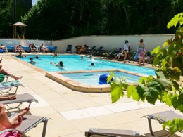 Camping Pas Cher vous présente avec son site Officiel campingpascher.fr, le Camping Les Rives D'Auzon classé 3 étoiles, situé sur la commune de Lavilledieu dans le département Ardèche (Rhône Alpes) en France. Le camping Les Rives D'Auzon, vous présente un hébergement de type mobil-home de 23 m². Le camping Les Rives D'Auzon vous proposeun séjour PAS CHER avec une REMISEdu sam. 04 avril au sam. 11 avril 2026, en promotion à -52% pour 7 nuits à 179 € au lieu de 375,0 € soit une Économie de 196 €. Cette location propose 27 dates différentes pour réserver votre séjour. Découvrez également les 5 autres gammes d'hébergements du camping. Les Avis clients pour le Camping Les Rives D'Auzon sont excellents avec une note moyenne de 8 sur 10. Piscine chauffée, Piscine extérieure, Animations familiales, Aire de jeux enfants, Baby-foot, Canoë-kayak, Centre équestre, Court de tennis, Flipper, Ping-pong, Piscine, Pétanque, Randonnée, Salle de jeux vidéo, Terrain multisports, Bar, Dépôt de pain, Pizzeria, Snack/Bar,... En savoir plus : cliquez-ICI.