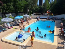 Camping Pas Cher vous présente avec son site Officiel campingpascher.fr, le Camping Les Rives D'Auzon classé 3 étoiles, situé sur la commune de Lavilledieu dans le département Ardèche (Rhône Alpes) en France. Le camping Les Rives D'Auzon, vous présente un hébergement de type mobil-home de 20 m² pour 4 personnes. Le camping Les Rives D'Auzon vous propose du sam. 04 avril au sam. 11 avril 2026 pour 7 nuits à 350€. Cette location propose 112 dates différentes pour réserver votre séjour. Découvrez également les 7 autres gammes d'hébergements du camping. Les Avis clients pour le Camping Les Rives D'Auzon sont excellents avec une note moyenne de 8 sur 10. Piscine chauffée, Piscine extérieure, Animations familiales, Aire de jeux enfants, Baby-foot, Canoë-kayak, Centre équestre, Court de tennis, Flipper, Ping-pong, Piscine, Pétanque, Randonnée, Salle de jeux vidéo, Terrain multisports, Bar, Dépôt de pain, Pizzeria, Snack/Bar,... En savoir plus : cliquez-ICI.