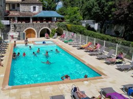 Camping Pas Cher vous présente avec son site Officiel campingpascher.fr, le Camping Les Rives D'Auzon classé 3 étoiles, situé sur la commune de Lavilledieu dans le département Ardèche (Rhône Alpes) en France. Le camping Les Rives D'Auzon, vous présente un hébergement de type mobil-home. Le camping Les Rives D'Auzon vous propose du sam. 04 avril au sam. 11 avril 2026 pour 7 nuits à 490€. Cette location propose 80 dates différentes pour réserver votre séjour. Découvrez également les 7 autres gammes d'hébergements du camping. Les Avis clients pour le Camping Les Rives D'Auzon sont excellents avec une note moyenne de 8 sur 10. Piscine chauffée, Piscine extérieure, Animations familiales, Aire de jeux enfants, Baby-foot, Canoë-kayak, Centre équestre, Court de tennis, Flipper, Ping-pong, Piscine, Pétanque, Randonnée, Salle de jeux vidéo, Terrain multisports, Bar, Dépôt de pain, Pizzeria, Snack/Bar,... En savoir plus : cliquez-ICI.