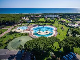 Camping Pas Cher vous présente avec son site Officiel campingpascher.fr, le Camping Gitavillage California, situé sur la commune de Lazio dans le département Rome (Latium) en Italie. Le camping Gitavillage California, vous présente un hébergement de type studio de 25 m² avec climatisation. Le camping Gitavillage California vous propose du lundi 07 septembre au lundi 14 septembre 2026 pour 7 nuits à 413€. Cette location propose 31 dates différentes pour réserver votre séjour. Découvrez également les 7 autres gammes d'hébergements du camping. Les Avis clients pour le Camping Gitavillage California sont excellents avec une note moyenne de 8 sur 10. Mer, Piscine extérieure, Animations familiales, Aire de jeux enfants, Canoë-kayak, Court de tennis, Ping-pong, Pédalo, Pétanque, Salle de fitness, Terrain de beach-volley, Terrain de football, Bar, Bureau de tabac, Pizzeria, Restaurant, Supermarché,... En savoir plus : cliquez-ICI.