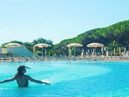 Camping Pas Cher vous présente avec son site Officiel campingpascher.fr, le Camping Gitavillage California, situé sur la commune de Lazio dans le département Rome (Latium) en Italie. Le camping Gitavillage California, vous présente un hébergement de type mobil-home de 20 m² avec climatisation. Le camping Gitavillage California vous propose du jeudi 21 mai au jeudi 28 mai 2026 pour 7 nuits à 343€. Cette location propose 68 dates différentes pour réserver votre séjour. Découvrez également les 9 autres gammes d'hébergements du camping. Les Avis clients pour le Camping Gitavillage California sont excellents avec une note moyenne de 8 sur 10. Mer, Piscine extérieure, Animations familiales, Aire de jeux enfants, Canoë-kayak, Court de tennis, Ping-pong, Pédalo, Pétanque, Salle de fitness, Terrain de beach-volley, Terrain de football, Bar, Bureau de tabac, Pizzeria, Restaurant, Supermarché,... En savoir plus : cliquez-ICI.