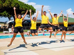 Camping Pas Cher vous présente avec son site Officiel campingpascher.fr, le Camping Gitavillage California, situé sur la commune de Lazio dans le département Rome (Latium) en Italie. Le camping Gitavillage California, vous présente un hébergement de type mobil-home de 24 m² pour 5 personnes avec climatisation. Le camping Gitavillage California vous propose du sam. 23 mai au sam. 30 mai 2026, en promotion à -28% pour 7 nuits à 275 € au lieu de 385,0 € soit une Économie de 110 €. Cette location propose 15 dates différentes pour réserver votre séjour. Découvrez également les 9 autres gammes d'hébergements du camping. Les Avis clients pour le Camping Gitavillage California sont excellents avec une note moyenne de 8 sur 10. Mer, Piscine extérieure, Animations familiales, Aire de jeux enfants, Canoë-kayak, Court de tennis, Ping-pong, Pédalo, Pétanque, Salle de fitness, Terrain de beach-volley, Terrain de football, Bar, Bureau de tabac, Pizzeria, Restaurant, Supermarché,... En savoir plus : cliquez-ICI.