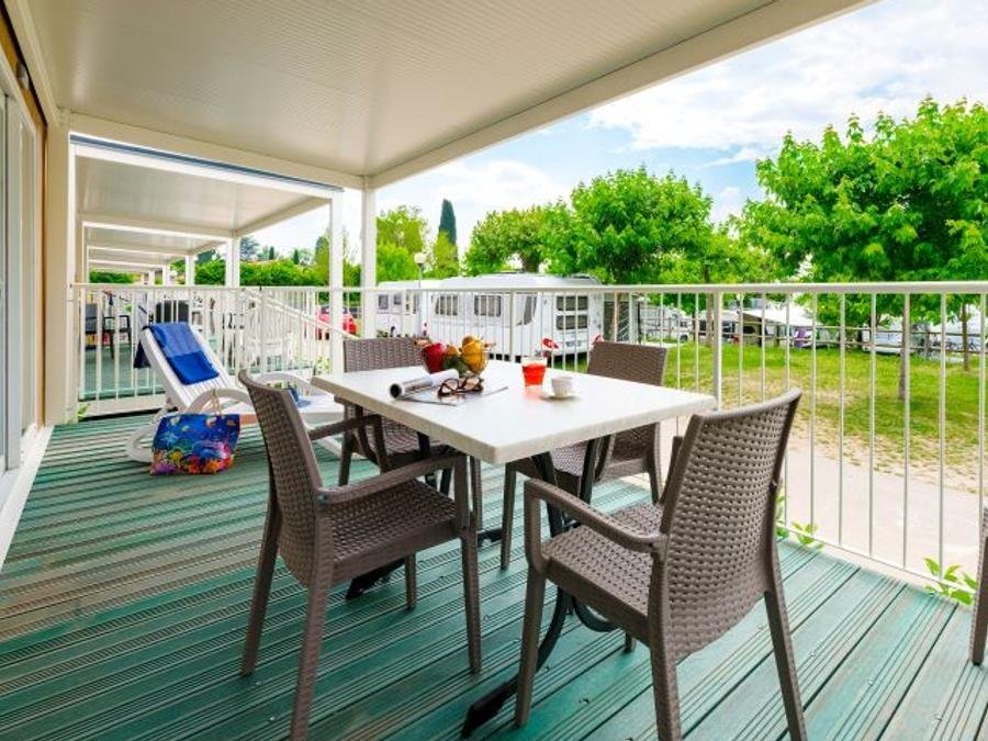Camping Pas Cher vous présente avec son site Officiel campingpascher.fr, le Camping Club Del Sole Le Palme Lazise Family Collection classé 4 étoiles, situé sur la commune de Pacengo dans le département Vérone (Vénétie) en Italie. Le camping Club Del Sole Le Palme Lazise Family Collection, vous présente un hébergement de type lodge de 30 m² pour 4 personnes avec climatisation et télévision. Le camping Club Del Sole Le Palme Lazise Family Collection vous propose du lundi 28 septembre au lundi 05 octobre 2026 pour 7 nuits à 711.5€. Cette location propose 45 dates différentes pour réserver votre séjour. Découvrez également les 8 autres gammes d'hébergements du camping. Lac, Piscine extérieure, Animations familiales, Club enfants, Aire de jeux enfants, Cyclisme, Pédalo, Pétanque, Salle de fitness, Terrain de football, Terrain de volley-ball, Bar, Pizzeria,... En savoir plus : cliquez-ICI.