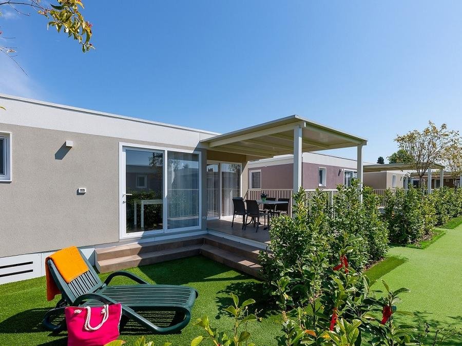 Camping Pas Cher vous présente avec son site Officiel campingpascher.fr, le Camping Club Del Sole Le Palme Lazise Family Collection classé 4 étoiles, situé sur la commune de Pacengo dans le département Vérone (Vénétie) en Italie. Le camping Club Del Sole Le Palme Lazise Family Collection, vous présente un hébergement de type lodge de 32 m² pour 4 personnes avec climatisation et télévision. Le camping Club Del Sole Le Palme Lazise Family Collection vous propose du lundi 28 septembre au lundi 05 octobre 2026 pour 7 nuits à 768.5€. Cette location propose 48 dates différentes pour réserver votre séjour. Découvrez également les 8 autres gammes d'hébergements du camping. Lac, Piscine extérieure, Animations familiales, Club enfants, Aire de jeux enfants, Cyclisme, Pédalo, Pétanque, Salle de fitness, Terrain de football, Terrain de volley-ball, Bar, Pizzeria,... En savoir plus : cliquez-ICI.