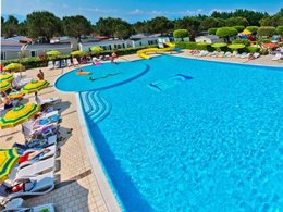 Camping Pas Cher vous présente avec son site Officiel campingpascher.fr, le Camping Club Del Sole Le Palme Lazise Family Collection classé 4 étoiles, situé sur la commune de Pacengo dans le département Vérone (Vénétie) en Italie. Le camping Club Del Sole Le Palme Lazise Family Collection, vous présente un hébergement de type lodge de 23 m² pour 4 personnes avec climatisation et télévision. Le camping Club Del Sole Le Palme Lazise Family Collection vous propose du mardi 29 septembre au mardi 06 octobre 2026 pour 7 nuits à 631.5€. Cette location propose 40 dates différentes pour réserver votre séjour. Découvrez également les 8 autres gammes d'hébergements du camping. Lac, Piscine extérieure, Animations familiales, Club enfants, Aire de jeux enfants, Cyclisme, Pédalo, Pétanque, Salle de fitness, Terrain de football, Terrain de volley-ball, Bar, Pizzeria,... En savoir plus : cliquez-ICI.