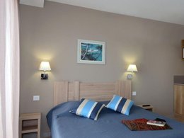 Camping Pas Cher vous présente avec son site Officiel campingpascher.fr, la Résidence Odalys Référence Le Lotus Blanc classé 3 étoiles, située sur la commune de Le Barcarès dans le département Pyrénées-orientales (Languedoc Roussillon) en France. La résidence Odalys Référence Le Lotus Blanc, vous présente un hébergement de type appartement de 29 m² pour 4 personnes et télévision. La résidence Odalys Référence Le Lotus Blanc vous propose du sam. 26 septembre au sam. 03 octobre 2026 pour 7 nuits à 339€. Cette location propose 28 dates différentes pour réserver votre séjour. Découvrez également les 11 autres gammes d'hébergements de la résidence. Les Avis clients pour la Résidence Odalys Référence Le Lotus Blanc sont excellents avec une note moyenne de 9 sur 10. Mer, Piscine chauffée, Piscine extérieure, Court de tennis, Plongée, Buffet,... En savoir plus : cliquez-ICI.