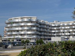 Camping Pas Cher vous présente avec son site Officiel campingpascher.fr, la Résidence Odalys Référence Le Lotus Blanc classé 3 étoiles, située sur la commune de Le Barcarès dans le département Pyrénées-orientales (Languedoc Roussillon) en France. La résidence Odalys Référence Le Lotus Blanc, vous présente un hébergement de type appartement de 29 m² pour 4 personnes et télévision. La résidence Odalys Référence Le Lotus Blanc vous propose du sam. 26 septembre au sam. 03 octobre 2026 pour 7 nuits à 339€. Cette location propose 28 dates différentes pour réserver votre séjour. Découvrez également les 11 autres gammes d'hébergements de la résidence. Les Avis clients pour la Résidence Odalys Référence Le Lotus Blanc sont excellents avec une note moyenne de 9 sur 10. Mer, Piscine chauffée, Piscine extérieure, Court de tennis, Plongée, Buffet,... En savoir plus : cliquez-ICI.