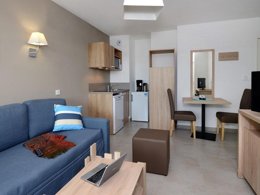 Camping Pas Cher vous présente avec son site Officiel campingpascher.fr, la Résidence Odalys Référence Le Lotus Blanc classé 3 étoiles, située sur la commune de Le Barcarès dans le département Pyrénées-orientales (Languedoc Roussillon) en France. La résidence Odalys Référence Le Lotus Blanc, vous présente un hébergement de type appartement de 51 m² pour 6 personnes et télévision. La résidence Odalys Référence Le Lotus Blanc vous propose du sam. 26 septembre au sam. 03 octobre 2026 pour 7 nuits à 539€. Cette location propose 22 dates différentes pour réserver votre séjour. Découvrez également les 11 autres gammes d'hébergements de la résidence. Les Avis clients pour la Résidence Odalys Référence Le Lotus Blanc sont excellents avec une note moyenne de 9 sur 10. Mer, Piscine chauffée, Piscine extérieure, Court de tennis, Plongée, Buffet,... En savoir plus : cliquez-ICI.