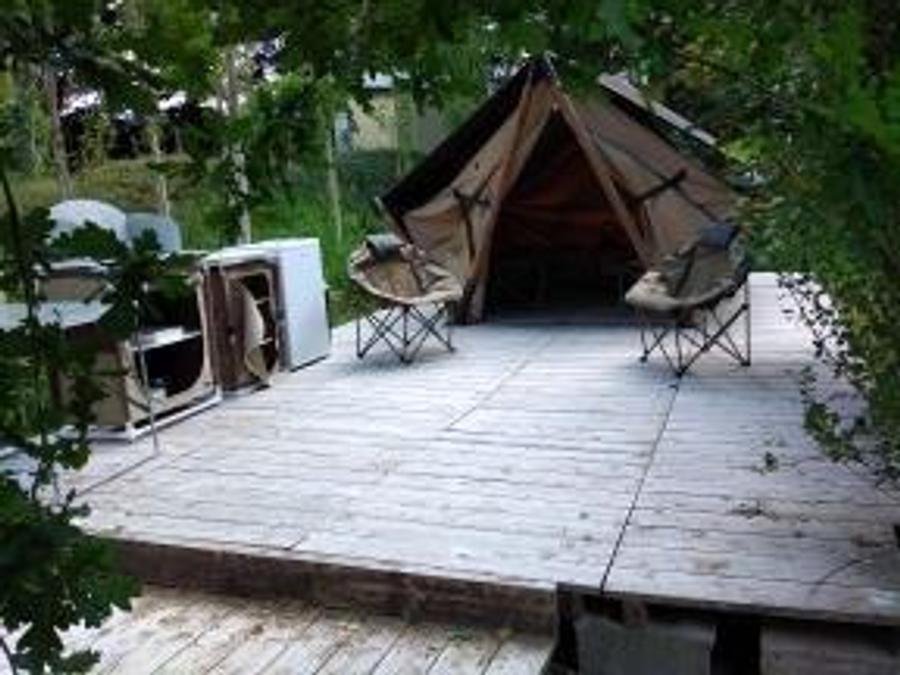 Camping Pas Cher vous présente avec son site Officiel campingpascher.fr, le Camping Les Tournesols classé 3 étoiles, situé sur la commune de Le Grez dans le département Sarthe (Pays De La Loire) en France. Le camping Les Tournesols, vous présente un hébergement de type tente de 8 m² pour 2 personnes. Le camping Les Tournesols vous propose du dimanche 23 août au dimanche 30 août 2026 pour 7 nuits à 280€. Cette location propose 30 dates différentes pour réserver votre séjour. Découvrez également les 5 autres gammes d'hébergements du camping. Les Avis clients pour le Camping Les Tournesols sont excellents avec une note moyenne de 8 sur 10. Piscine chauffée, Piscine extérieure, Animation enfants, Animations familiales, Aire de jeux enfants, Baby-foot, Canoë-kayak, Structure gonflable enfants, Dépôt de pain, Snack/Bar,... En savoir plus : cliquez-ICI.