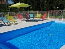 Camping Pas Cher vous présente avec son site Officiel campingpascher.fr, le Camping Les Tournesols classé 3 étoiles, situé sur la commune de Le Grez dans le département Sarthe (Pays De La Loire) en France. Le camping Les Tournesols, vous présente un hébergement de type tente de 8 m² pour 2 personnes. Le camping Les Tournesols vous propose du dimanche 23 août au dimanche 30 août 2026 pour 7 nuits à 280€. Cette location propose 30 dates différentes pour réserver votre séjour. Découvrez également les 5 autres gammes d'hébergements du camping. Les Avis clients pour le Camping Les Tournesols sont excellents avec une note moyenne de 8 sur 10. Piscine chauffée, Piscine extérieure, Animation enfants, Animations familiales, Aire de jeux enfants, Baby-foot, Canoë-kayak, Structure gonflable enfants, Dépôt de pain, Snack/Bar,... En savoir plus : cliquez-ICI.