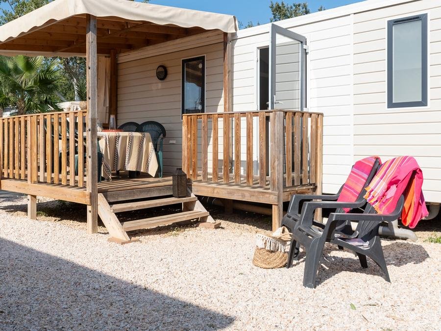 Camping Pas Cher vous présente avec son site Officiel campingpascher.fr, le Camping Club Les Tamaris 5* - MS VACANCES classé 5 étoiles, situé sur la commune de Le Barcarès dans le département Pyrénées-orientales (Languedoc Roussillon) en France. Le camping Club Les Tamaris 5* - MS VACANCES vous propose un hébergement de type mobil-home de 27 m² pour 5 personnes avec climatisation (télévision). L'établissement vous propose 20 autres types d'hébergements. Découvrez tous nos séjours à petits prix dans la commune et aux alentours de Le Barcarès du département : Pyrénées-orientales (Languedoc Roussillon). Les Avis clients pour le Camping Club Les Tamaris 5* - MS VACANCES sont excellents avec une note moyenne de 8 sur 10. Parc aquatique, Piscine couverte, Piscine extérieure, Animations familiales, Club ados, Club enfants, Aire de jeux enfants, Canoë-kayak, Centre équestre, Court de padel en extérieur, Cyclisme, Golf, Parcours sportif, Ping-pong, Piscine, Pétanque, Randonnée, Salle de fitness, Salle de jeux vidéo, Structure gonflable enfants, Terrain de beach-volley, Terrain multisports, Tir à l’arc, Trampoline, Bar, Boulangerie, Bureau de tabac, Dépôt de pain, Restaurant, Snack/Bar, Station-service, Épicerie,... En savoir plus : cliquez-ICI.