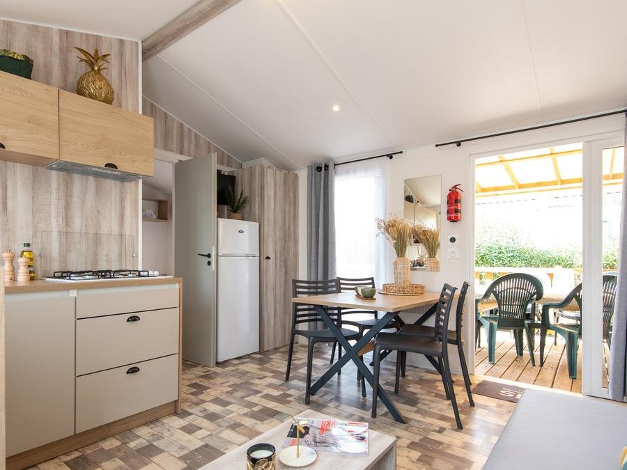 Camping Pas Cher vous présente avec son site Officiel campingpascher.fr, le Camping Club Les Tamaris 5* - MS VACANCES classé 5 étoiles, situé sur la commune de Le Barcarès dans le département Pyrénées-orientales (Languedoc Roussillon) en France. Le camping Club Les Tamaris 5* - MS VACANCES vous propose un hébergement de type mobil-home de 32 m² pour 6 personnes avec climatisation (télévision). L'établissement vous propose 20 autres types d'hébergements. Découvrez tous nos séjours à petits prix dans la commune et aux alentours de Le Barcarès du département : Pyrénées-orientales (Languedoc Roussillon). Les Avis clients pour le Camping Club Les Tamaris 5* - MS VACANCES sont excellents avec une note moyenne de 8 sur 10. Parc aquatique, Piscine couverte, Piscine extérieure, Animations familiales, Club ados, Club enfants, Aire de jeux enfants, Canoë-kayak, Centre équestre, Court de padel en extérieur, Cyclisme, Golf, Parcours sportif, Ping-pong, Piscine, Pétanque, Randonnée, Salle de fitness, Salle de jeux vidéo, Structure gonflable enfants, Terrain de beach-volley, Terrain multisports, Tir à l’arc, Trampoline, Bar, Boulangerie, Bureau de tabac, Dépôt de pain, Restaurant, Snack/Bar, Station-service, Épicerie,... En savoir plus : cliquez-ICI.