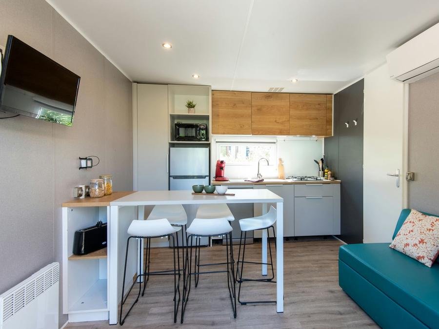 Camping Pas Cher vous présente avec son site Officiel campingpascher.fr, le Camping Club Les Tamaris 5* - MS VACANCES classé 5 étoiles, situé sur la commune de Le Barcarès dans le département Pyrénées-orientales (Languedoc Roussillon) en France. Le camping Club Les Tamaris 5* - MS VACANCES vous propose un hébergement de type mobil-home de 33 m² pour 5 personnes avec climatisation (télévision). L'établissement vous propose 20 autres types d'hébergements. Découvrez tous nos séjours à petits prix dans la commune et aux alentours de Le Barcarès du département : Pyrénées-orientales (Languedoc Roussillon). Les Avis clients pour le Camping Club Les Tamaris 5* - MS VACANCES sont excellents avec une note moyenne de 8 sur 10. Parc aquatique, Piscine couverte, Piscine extérieure, Animations familiales, Club ados, Club enfants, Aire de jeux enfants, Canoë-kayak, Centre équestre, Court de padel en extérieur, Cyclisme, Golf, Parcours sportif, Ping-pong, Piscine, Pétanque, Randonnée, Salle de fitness, Salle de jeux vidéo, Structure gonflable enfants, Terrain de beach-volley, Terrain multisports, Tir à l’arc, Trampoline, Bar, Boulangerie, Bureau de tabac, Dépôt de pain, Restaurant, Snack/Bar, Station-service, Épicerie,... En savoir plus : cliquez-ICI.