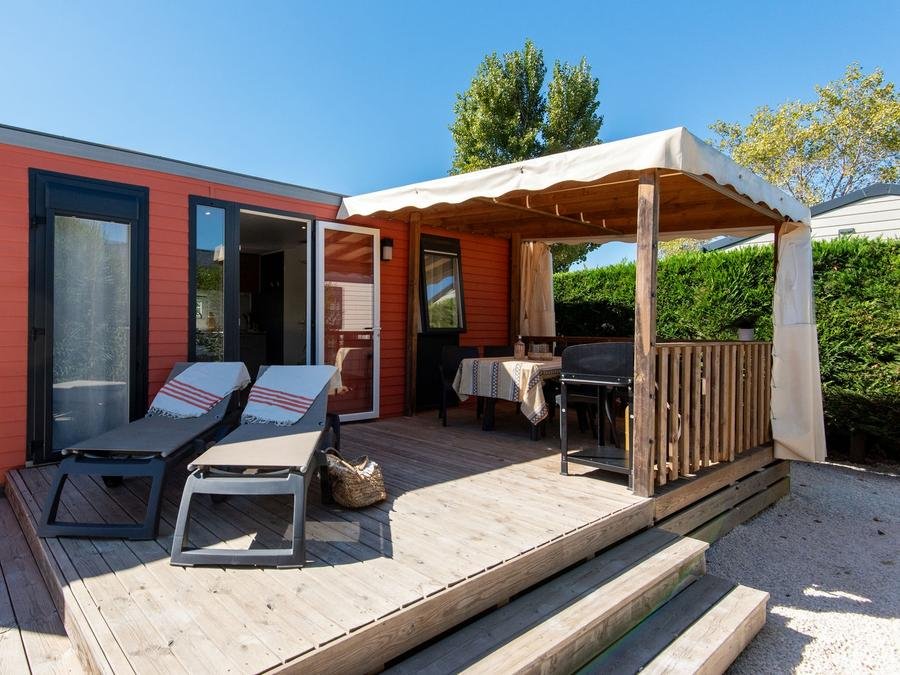 Camping Pas Cher vous présente avec son site Officiel campingpascher.fr, le Camping Club Les Tamaris 5* - MS VACANCES classé 5 étoiles, situé sur la commune de Le Barcarès dans le département Pyrénées-orientales (Languedoc Roussillon) en France. Le camping Club Les Tamaris 5* - MS VACANCES vous propose un hébergement de type mobil-home de 33 m² pour 5 personnes avec climatisation (télévision). L'établissement vous propose 20 autres types d'hébergements. Découvrez tous nos séjours à petits prix dans la commune et aux alentours de Le Barcarès du département : Pyrénées-orientales (Languedoc Roussillon). Les Avis clients pour le Camping Club Les Tamaris 5* - MS VACANCES sont excellents avec une note moyenne de 8 sur 10. Parc aquatique, Piscine couverte, Piscine extérieure, Animations familiales, Club ados, Club enfants, Aire de jeux enfants, Canoë-kayak, Centre équestre, Court de padel en extérieur, Cyclisme, Golf, Parcours sportif, Ping-pong, Piscine, Pétanque, Randonnée, Salle de fitness, Salle de jeux vidéo, Structure gonflable enfants, Terrain de beach-volley, Terrain multisports, Tir à l’arc, Trampoline, Bar, Boulangerie, Bureau de tabac, Dépôt de pain, Restaurant, Snack/Bar, Station-service, Épicerie,... En savoir plus : cliquez-ICI.