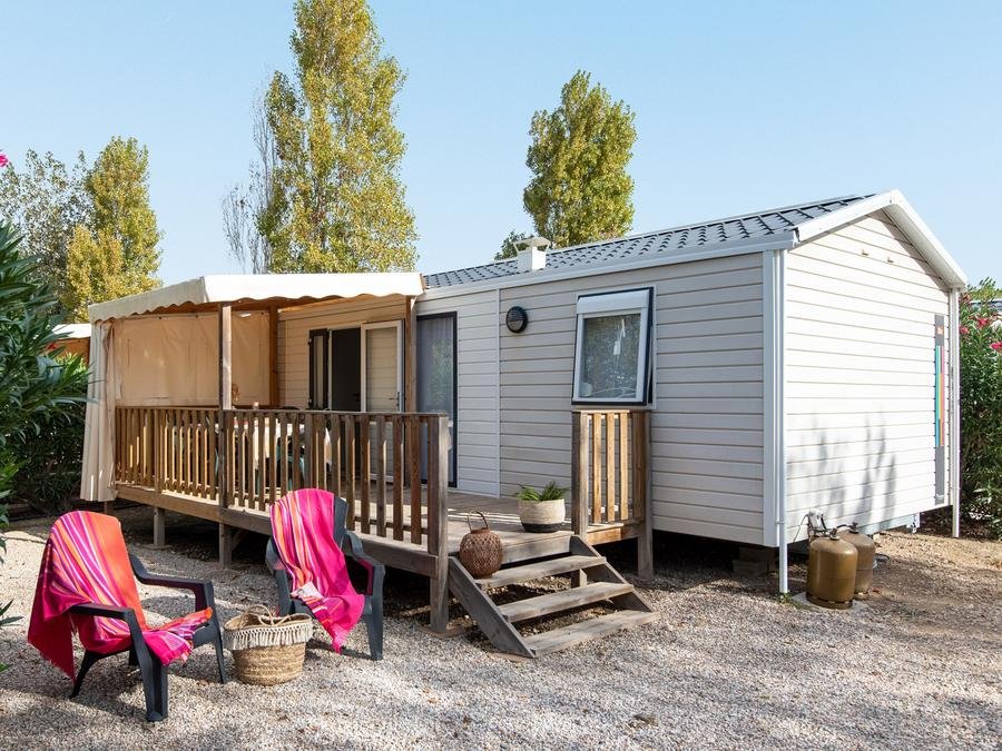 Camping Pas Cher vous présente avec son site Officiel campingpascher.fr, le Camping Club Les Tamaris 5* - MS VACANCES classé 5 étoiles, situé sur la commune de Le Barcarès dans le département Pyrénées-orientales (Languedoc Roussillon) en France. Le camping Club Les Tamaris 5* - MS VACANCES vous propose un hébergement de type mobil-home de 32 m² pour 6 personnes avec climatisation (télévision). L'établissement vous propose 20 autres types d'hébergements. Découvrez tous nos séjours à petits prix dans la commune et aux alentours de Le Barcarès du département : Pyrénées-orientales (Languedoc Roussillon). Les Avis clients pour le Camping Club Les Tamaris 5* - MS VACANCES sont excellents avec une note moyenne de 8 sur 10. Parc aquatique, Piscine couverte, Piscine extérieure, Animations familiales, Club ados, Club enfants, Aire de jeux enfants, Canoë-kayak, Centre équestre, Court de padel en extérieur, Cyclisme, Golf, Parcours sportif, Ping-pong, Piscine, Pétanque, Randonnée, Salle de fitness, Salle de jeux vidéo, Structure gonflable enfants, Terrain de beach-volley, Terrain multisports, Tir à l’arc, Trampoline, Bar, Boulangerie, Bureau de tabac, Dépôt de pain, Restaurant, Snack/Bar, Station-service, Épicerie,... En savoir plus : cliquez-ICI.