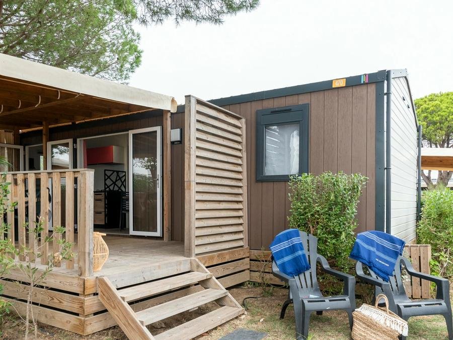 Camping Pas Cher vous présente avec son site Officiel campingpascher.fr, le Camping Club Les Tamaris 5* - MS VACANCES classé 5 étoiles, situé sur la commune de Le Barcarès dans le département Pyrénées-orientales (Languedoc Roussillon) en France. Le camping Club Les Tamaris 5* - MS VACANCES vous propose un hébergement de type mobil-home de 33 m² pour 6 personnes avec climatisation (télévision). L'établissement vous propose 20 autres types d'hébergements. Découvrez tous nos séjours à petits prix dans la commune et aux alentours de Le Barcarès du département : Pyrénées-orientales (Languedoc Roussillon). Les Avis clients pour le Camping Club Les Tamaris 5* - MS VACANCES sont excellents avec une note moyenne de 8 sur 10. Parc aquatique, Piscine couverte, Piscine extérieure, Animations familiales, Club ados, Club enfants, Aire de jeux enfants, Canoë-kayak, Centre équestre, Court de padel en extérieur, Cyclisme, Golf, Parcours sportif, Ping-pong, Piscine, Pétanque, Randonnée, Salle de fitness, Salle de jeux vidéo, Structure gonflable enfants, Terrain de beach-volley, Terrain multisports, Tir à l’arc, Trampoline, Bar, Boulangerie, Bureau de tabac, Dépôt de pain, Restaurant, Snack/Bar, Station-service, Épicerie,... En savoir plus : cliquez-ICI.