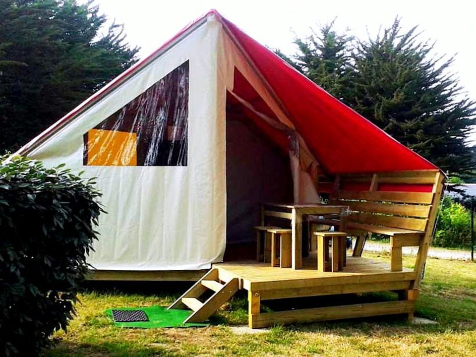 Camping Pas Cher vous présente avec son site Officiel campingpascher.fr, le Camping De L'Océan classé 3 étoiles, situé sur la commune de Belle Ile En Mer dans le département Morbihan (Bretagne) en France. Le camping De L'Océan vous propose un hébergement de type tente de 17 m². L'établissement vous propose 21 autres types d'hébergements. Découvrez tous nos séjours à petits prix dans la commune et aux alentours de Belle Ile En Mer du département : Morbihan (Bretagne). Les Avis clients pour le Camping De L'Océan sont excellents avec une note moyenne de 8 sur 10. Piscine chauffée, Piscine extérieure, Aire de jeux enfants, Baby-foot, Piscine, Pétanque, Trampoline, Bar, Dépôt de pain, Plats à emporter, Snack/Bar,... En savoir plus : cliquez-ICI.