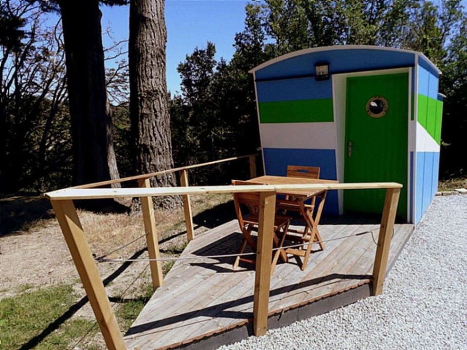 Camping Pas Cher vous présente avec son site Officiel campingpascher.fr, le Camping De L'Océan classé 3 étoiles, situé sur la commune de Belle Ile En Mer dans le département Morbihan (Bretagne) en France. Le camping De L'Océan vous propose un hébergement de type hébergement insolite de 7 m². L'établissement vous propose 21 autres types d'hébergements. Découvrez tous nos séjours à petits prix dans la commune et aux alentours de Belle Ile En Mer du département : Morbihan (Bretagne). Les Avis clients pour le Camping De L'Océan sont excellents avec une note moyenne de 8 sur 10. Piscine chauffée, Piscine extérieure, Aire de jeux enfants, Baby-foot, Piscine, Pétanque, Trampoline, Bar, Dépôt de pain, Plats à emporter, Snack/Bar,... En savoir plus : cliquez-ICI.