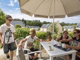 Camping Pas Cher vous présente avec son site Officiel campingpascher.fr, la Résidence Odalys Référence Domaine De L’Emeraude classé 3 étoiles, située sur la commune de Le Tronchet dans le département Ille-et-vilaine (Bretagne) en France. La résidence Odalys Référence Domaine De L’Emeraude, vous présente un hébergement de type maison de 39 m². La résidence Odalys Référence Domaine De L’Emeraude vous propose du sam. 07 mars au sam. 14 mars 2026 pour 7 nuits à 389€. Cette location propose 38 dates différentes pour réserver votre séjour. Découvrez également les 5 autres gammes d'hébergements de la résidence. Les Avis clients pour la Résidence Odalys Référence Domaine De L’Emeraude sont excellents avec une note moyenne de 8 sur 10. Piscine chauffée, Piscine couverte, Club ados, Club enfants, Aire de jeux enfants, Canoë-kayak, Court de tennis, Golf, Ping-pong, Pétanque, Terrain multisports,... En savoir plus : cliquez-ICI.