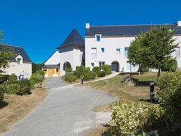 Camping Pas Cher vous présente avec son site Officiel campingpascher.fr, la Résidence Odalys Référence Domaine De L’Emeraude classé 3 étoiles, située sur la commune de Le Tronchet dans le département Ille-et-vilaine (Bretagne) en France. La résidence Odalys Référence Domaine De L’Emeraude, vous présente un hébergement de type appartement de 39 m². La résidence Odalys Référence Domaine De L’Emeraude vous propose du sam. 07 mars au sam. 14 mars 2026 pour 7 nuits à 369€. Cette location propose 38 dates différentes pour réserver votre séjour. Découvrez également les 5 autres gammes d'hébergements de la résidence. Les Avis clients pour la Résidence Odalys Référence Domaine De L’Emeraude sont excellents avec une note moyenne de 8 sur 10. Piscine chauffée, Piscine couverte, Club ados, Club enfants, Aire de jeux enfants, Canoë-kayak, Court de tennis, Golf, Ping-pong, Pétanque, Terrain multisports,... En savoir plus : cliquez-ICI.