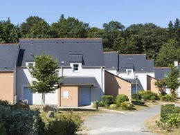 Camping Pas Cher vous présente avec son site Officiel campingpascher.fr, la Résidence Odalys Référence Domaine De L’Emeraude classé 3 étoiles, située sur la commune de Le Tronchet dans le département Ille-et-vilaine (Bretagne) en France. La résidence Odalys Référence Domaine De L’Emeraude, vous présente un hébergement de type maison de 48 m². La résidence Odalys Référence Domaine De L’Emeraude vous propose du sam. 07 mars au sam. 14 mars 2026 pour 7 nuits à 429€. Cette location propose 35 dates différentes pour réserver votre séjour. Découvrez également les 5 autres gammes d'hébergements de la résidence. Les Avis clients pour la Résidence Odalys Référence Domaine De L’Emeraude sont excellents avec une note moyenne de 8 sur 10. Piscine chauffée, Piscine couverte, Club ados, Club enfants, Aire de jeux enfants, Canoë-kayak, Court de tennis, Golf, Ping-pong, Pétanque, Terrain multisports,... En savoir plus : cliquez-ICI.